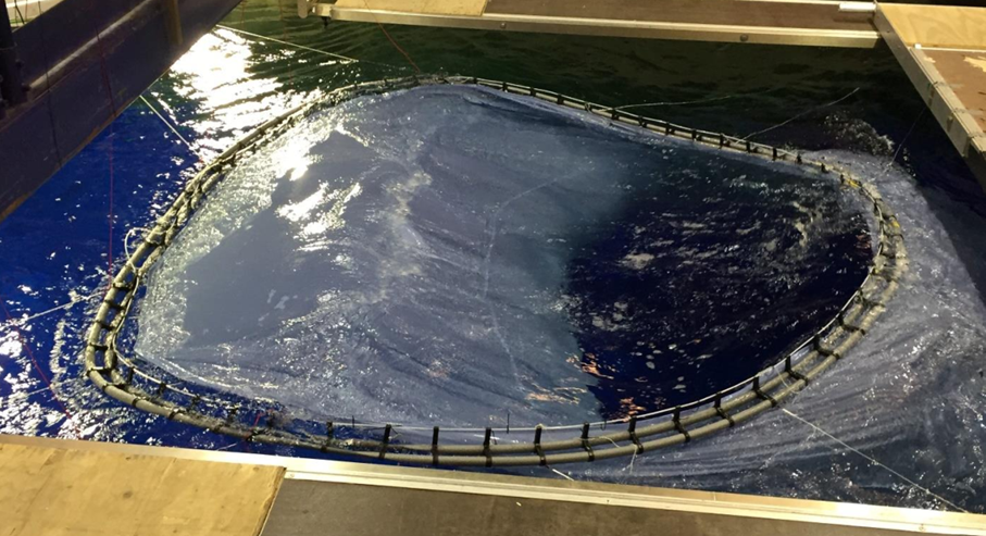 Figure 25 Photo from tank test with tube exposed to waves and current